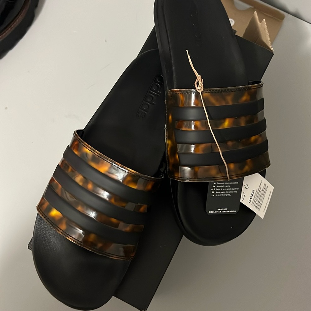 ✨BNIB✨ Adidas Adilette Comfort Slides